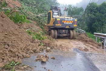 Huy động máy móc hót sạt lở để thông Quốc lộ 3B nối thành phố Bắc Kạn với huyện Chợ Đồn. (Ảnh: TUẤN SƠN)