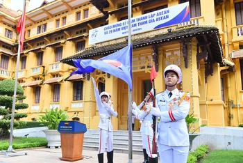 Lá cờ ASEAN tung bay tại trụ sở Bộ Ngoại giao trong ngày kỷ niệm 57 năm Ngày thành lập ASEAN và 29 năm Việt Nam gia nhập ASEAN.