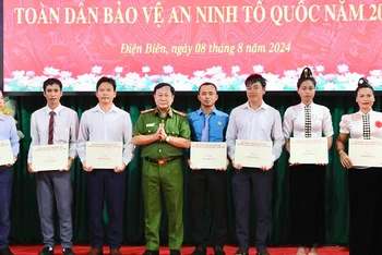 Đại diện lãnh đạo Bộ Công an trao quà tặng các công nhân thuộc Công ty cổ phần cao-su Điện Biên có nhiều đóng góp trong thực hiện phong trào "Toàn dân bảo vệ an ninh Tổ quốc".