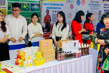 Trưng bày sản phẩm khoa học và công nghệ phát triển từ các kết quả nghiên cứu của nhà khoa học.