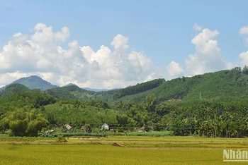 Miền núi Quảng Ngãi đổi thay, tệ “cầm đồ thuốc độc” cũng dần được xóa bỏ. 