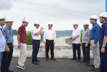 Ông Huỳnh Thành Đạt, Bộ trưởng Khoa học và Công nghệ, Chủ tịch Hội đồng tư vấn Khoa học và Công nghệ đánh giá an toàn đập, hồ chứa trên bậc thang thủy điện Sông Đà kiểm tra tại Thủy điện Hòa Bình và Thủy điện Hòa Bình mở rộng.