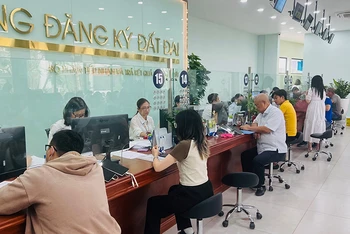 Người dân nộp hồ sơ nhà, đất tại Văn phòng đăng ký đất đai Thành phố Hồ Chí Minh.