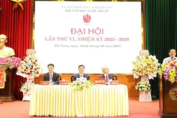 Đoàn Chủ tịch đại hội.