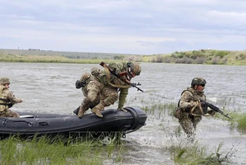 Binh sĩ Ukraine huấn luyện tại khu vực Mykolaiv ngày 14/5/2024. (Ảnh: Kyodo/TTXVN)