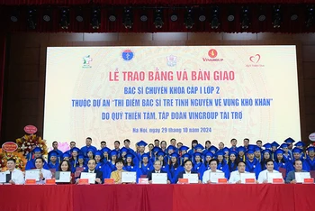 Ký kết bàn giao các bác sĩ trẻ về công tác tại các huyện khó khăn.