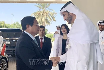 Lãnh đạo khu công nghiệp Ras Laffan, Qatar đón Thủ tướng Phạm Minh Chính. (Ảnh: Dương Giang/TTXVN)