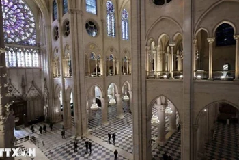 Quang cảnh bên trong Nhà thờ Đức Bà Paris của Pháp sau khi công tác trùng tu được hoàn tất. (Ảnh: REUTERS/TTXVN)