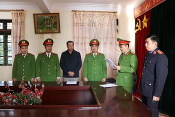 Cơ quan điều tra đọc quyết định khởi tố đối với Nguyễn Văn Vấn.