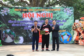 Trao chứng nhận giải thưởng du lịch cộng đồng ASEAN cho đại diện bản Sin Suối Hồ.