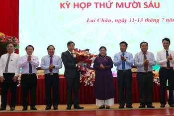 Lãnh đạo Tỉnh ủy, Hội đồng nhân dân, Ủy ban nhân dân, Ủy ban Mặt trận Tổ quốc tỉnh Lai Châu tặng hoa chúc mừng tân Chủ tịch UBND tỉnh Lai Châu.