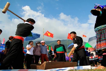 Giã bánh dày, hoạt động truyền thống của người H'Mông ở Lai Châu để đón Tết Độc lập