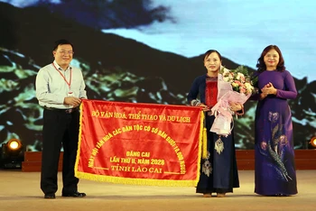 Đại diện lãnh đạo Sở Văn hóa, Thể thao và Du lịch tỉnh Lai Châu trao cờ đăng cai Ngày hội Văn hóa các dân tộc có dân số dưới 10 nghìn người lần thứ II, năm 2028 cho đại diện lãnh đạo Sở Văn hóa và Thể thao tỉnh Lào Cai.