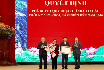 Phó Thủ tướng Trần Hồng Hà trao quyết định phê duyệt quy hoạch tỉnh Lai Châu cho đại diện lãnh đạo tỉnh.