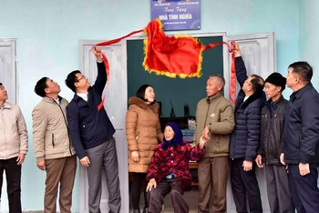 Công ty Điện lực Lai Châu phối hợp Đoàn Đại biểu Quốc hội tỉnh xây dựng nhà tình nghĩa cho gia đình bà Hò Thị Mùi tại bản San Thàng, xã San Thàng, thành phố Lai Châu.