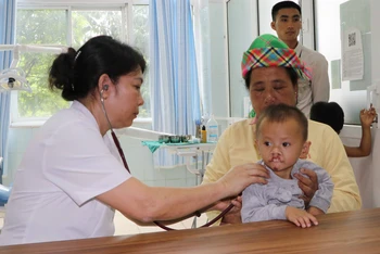 Bác sĩ Bệnh viện Răng Hàm Mặt Trung ương Hà Nội khám sàng lọc cho trẻ hở vòm miệng hở môi ở Lai Châu.