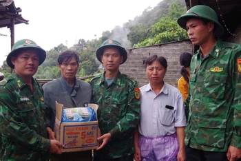 Lực lượng Biên phòng và chính quyền địa phương thăm hỏi gia đình nạn nhân vụ sạt lở đất ở xã Sì Lở Lầu.