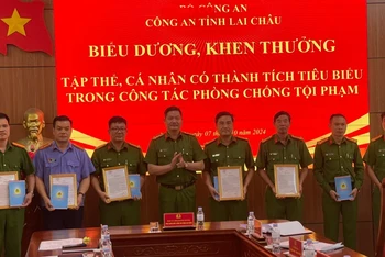 Trao thư khen và phần thưởng cho các cá nhân, tập thể có thành tích trong vụ án trên.