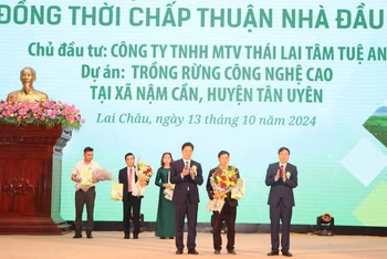 Lãnh đạo tỉnh Lai Châu trao chứng nhận chấp thuận chủ trương đầu tư cho nhà đầu tư.