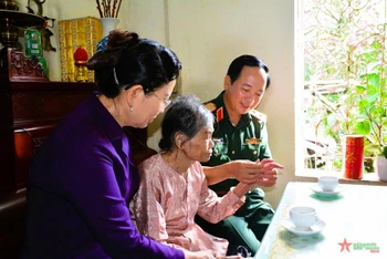 Trung tướng Trịnh Văn Quyết và đoàn công tác thăm, tặng quà mẹ liệt sĩ ở tỉnh Hà Nam. (Ảnh: qdnd.vn)
