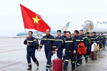 Đội tìm kiếm cứu nạn và cứu hộ Bộ Công an hoàn thành nhiệm vụ tại Thổ Nhĩ Kỳ, về đến sân bay quốc tế Nội Bài.