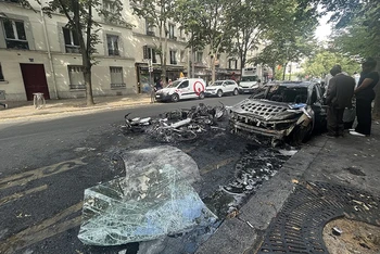 Nhiều xe ô-tô ở Paris và các thành phố ngoại ô bị đốt cháy. (Ảnh: Khải Hoàn)