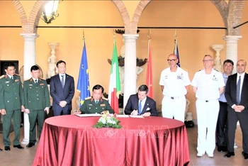 Thượng tướng Hoàng Xuân Chiến, Thứ trưởng Quốc phòng và Quốc Vụ khanh Quốc phòng Italy Matteo Perego di Cremnago ký Biên bản Đối thoại Chính sách Quốc phòng lần thứ 4. Ảnh: TTXVN