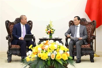 Phó Thủ tướng Trần Lưu Quang tiếp Giám đốc điều hành Văn phòng nhóm Ngân hàng Thế giới phụ trách khu vực Đông Nam Á Wempi Saputra. (Ảnh: An Đăng/TTXVN) 
