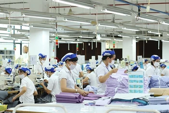 Sản xuất hàng may mặc xuất khẩu tại Tổng công ty cổ phần May Việt Tiến.