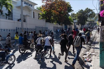 Người dân biểu tình phản đối bạo lực băng đảng ở thủ đô Port-au-Prince, Haiti ngày 26/1/2023. (Ảnh: AFP/TTXVN)