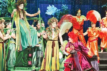 Vở kịch thiếu nhi “Bí mật trăm đốt tre” của Sân khấu nghệ thuật Trương Hùng Minh thu hút sự quan tâm của đông đảo khán giả. (Ảnh CTV)