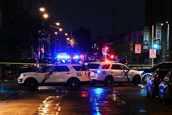 Xe của cảnh sát tại hiện trường vụ xả súng tại bang Philadelphia, ngày 3/7/2023. (Ảnh: CNN)