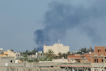 Khói bốc lên sau các cuộc đụng độ ở Tripoli, Libya, ngày 15/8/2023. (Ảnh: AFP/TTXVN)