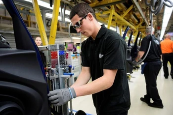 Công nhân làm việc tại một nhà máy sản xuất ô-tô ở Anh. Ảnh: Reuters.