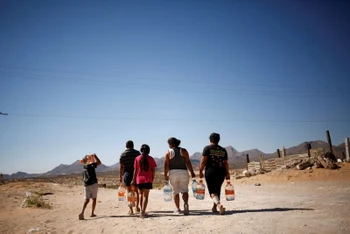 Người dân ở Ciudad Juarez, Mexico được tặng những chai nước uống. Ảnh: Reuters.