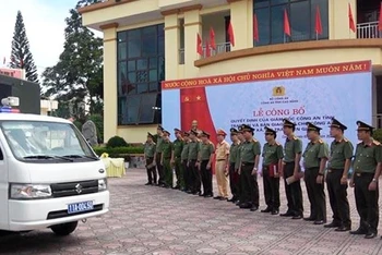 Bàn giao xe ô-tô phục vụ công tác cho công an xã ở khu vực biên giới ở Cao Bằng.