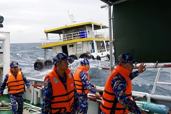 Lực lượng Hải quân hỗ trợ, lai dắt tàu cá bị nạn trên biển.