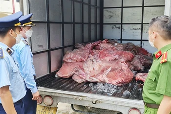 Thịt lợn bốc mùi hôi thối trên đường đi tiêu thụ tại địa bàn tỉnh Nghệ An. Ảnh: BẢO LOAN