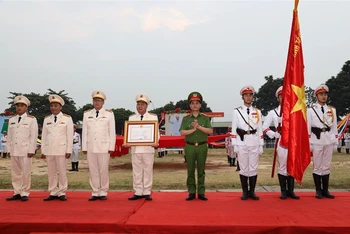 Trung đoàn Cảnh sát cơ động đón nhận Huân chương Bảo vệ Tổ quốc hạng Ba.
