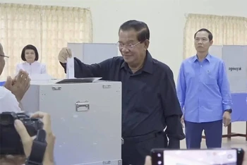 Chủ tịch CPP Samdech Techo Hun Sen bỏ phiếu tại tỉnh Kandal (Ảnh: Nguyễn Hiệp)