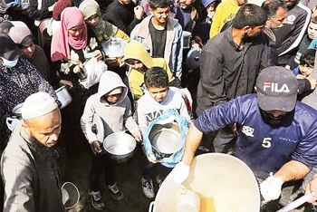 Người dân Gaza nhận hàng cứu trợ nhân đạo. (Ảnh UN NEWS)