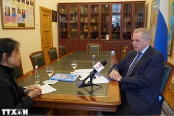 Chủ tịch Ủy ban đối ngoại thành phố Saint Petersburg trả lời phỏng vấn phóng viên TTXVN. (Ảnh: TTXVN)