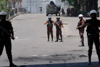 Quân đội Bangladesh đứng gác bên ngoài Đài truyền hình nhà nước Bangladesh khi bạo lực bùng phát từ các cuộc biểu tình của sinh viên, Dhaka, Bangladesh, ngày 19/7/2024. (Ảnh: Reuters)