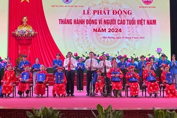 Phó Thủ tướng Chính phủ cùng Lê Thành Long cùng các đồng chí lãnh đạo Hội Người cao tuổi Việt Nam, lãnh đạo tỉnh Hải Dương tặng quà các cụ thượng thọ 100 tuổi .