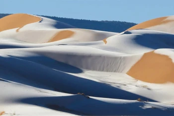 Băng tuyết bao phủ ở sa mạc Sahara gần thị trấn Ain Sefra của Algeria, ngày 13-1. Ảnh: Bav Media.