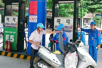 Người dân mua xăng dầu tại cửa hàng xăng dầu trên phố Thái Thịnh, quận Đống Đa, TP Hà Nội. 