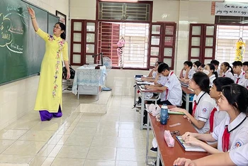 Cô giáo Trịnh Thị Thu Chang trong giờ dạy học môn Vật lý.