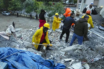 Lực lượng cứu hộ tại hiện trường vụ động đất ở Thổ Nhĩ Kỳ.