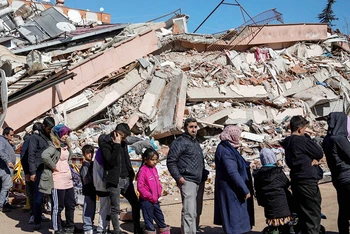 Người dân xếp hàng nhận hàng viện trợ ở Thổ Nhĩ Kỳ. (Ảnh REUTERS)