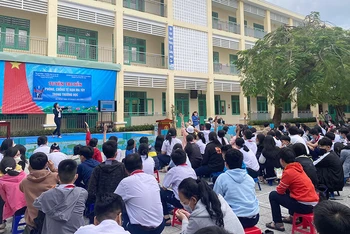 Tuyên truyền cho học sinh Đà Nẵng về tác hại của ma túy trong học đường.
